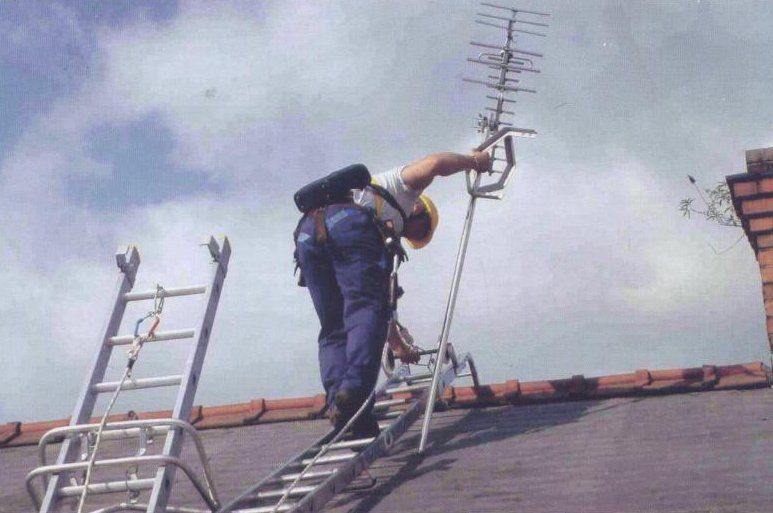 tv aerial engineer fitting antenna